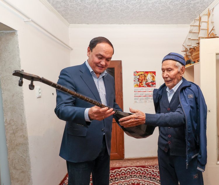 Ербол Қарашөкеев белгілі күйші-композитор Әбдімомын Желдібаевпен кездесті